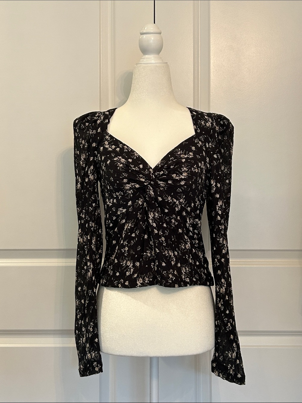 Astr The Label Black Floral Twist-Front Long Sleeve Blouse